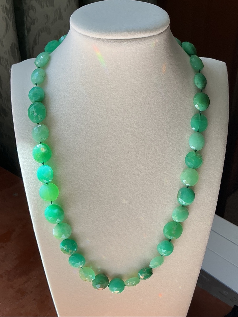 Vintage Hand-Made Necklace of Faceted Chrysoprase Beads - Picture 2 of 4